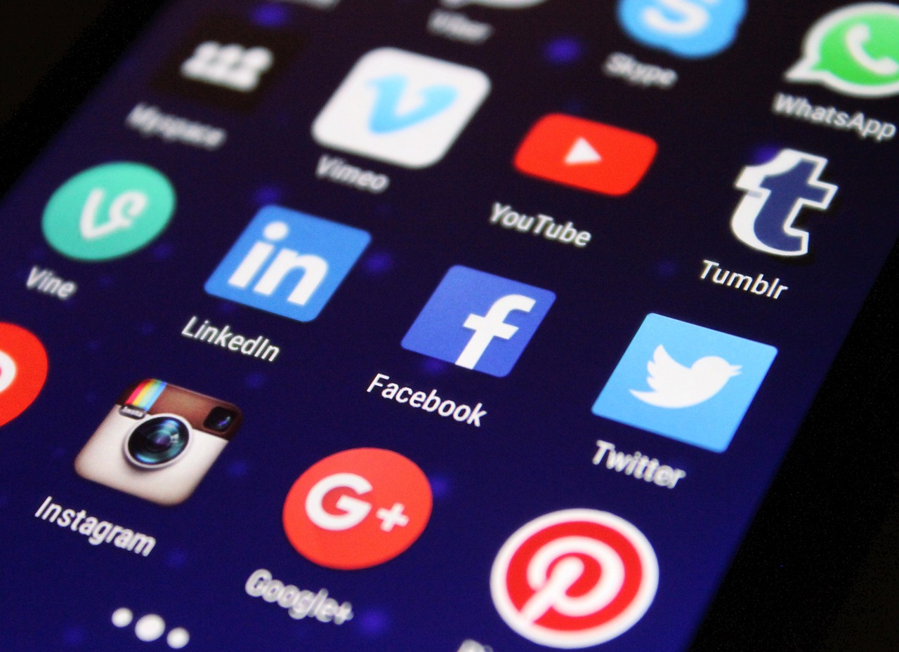 Pianificazione del piano editoriale social Marketing manager annota un calendario editoriale mensile su una lavagna, scegliendo formati e ricorrenze per i social media aziendali.