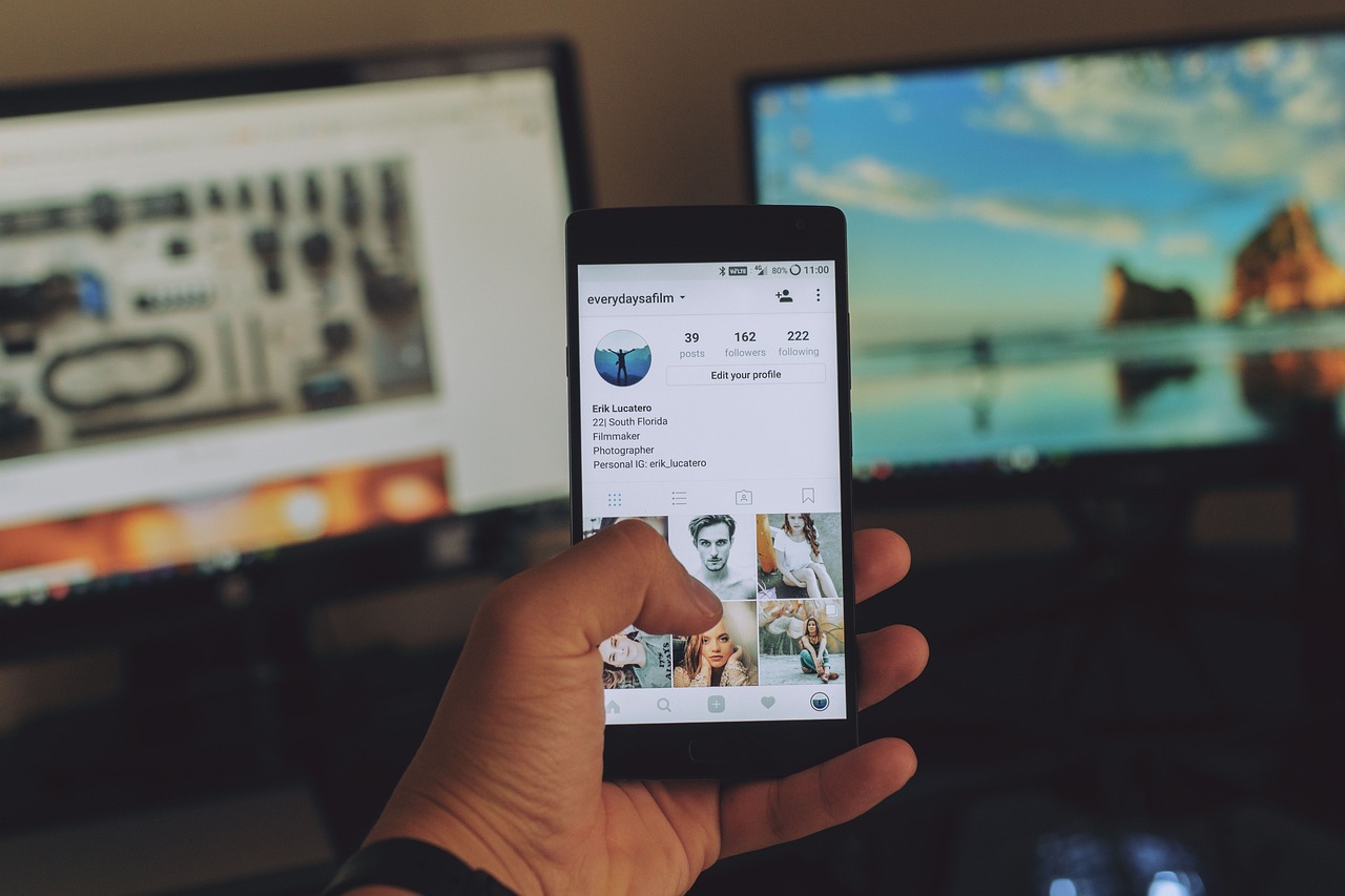 Contenuti che uniscono creatività e dati Simultanea creazione di un Reel verticale su smartphone mentre sul monitor accanto scorrono le analytics di TikTok e LinkedIn.