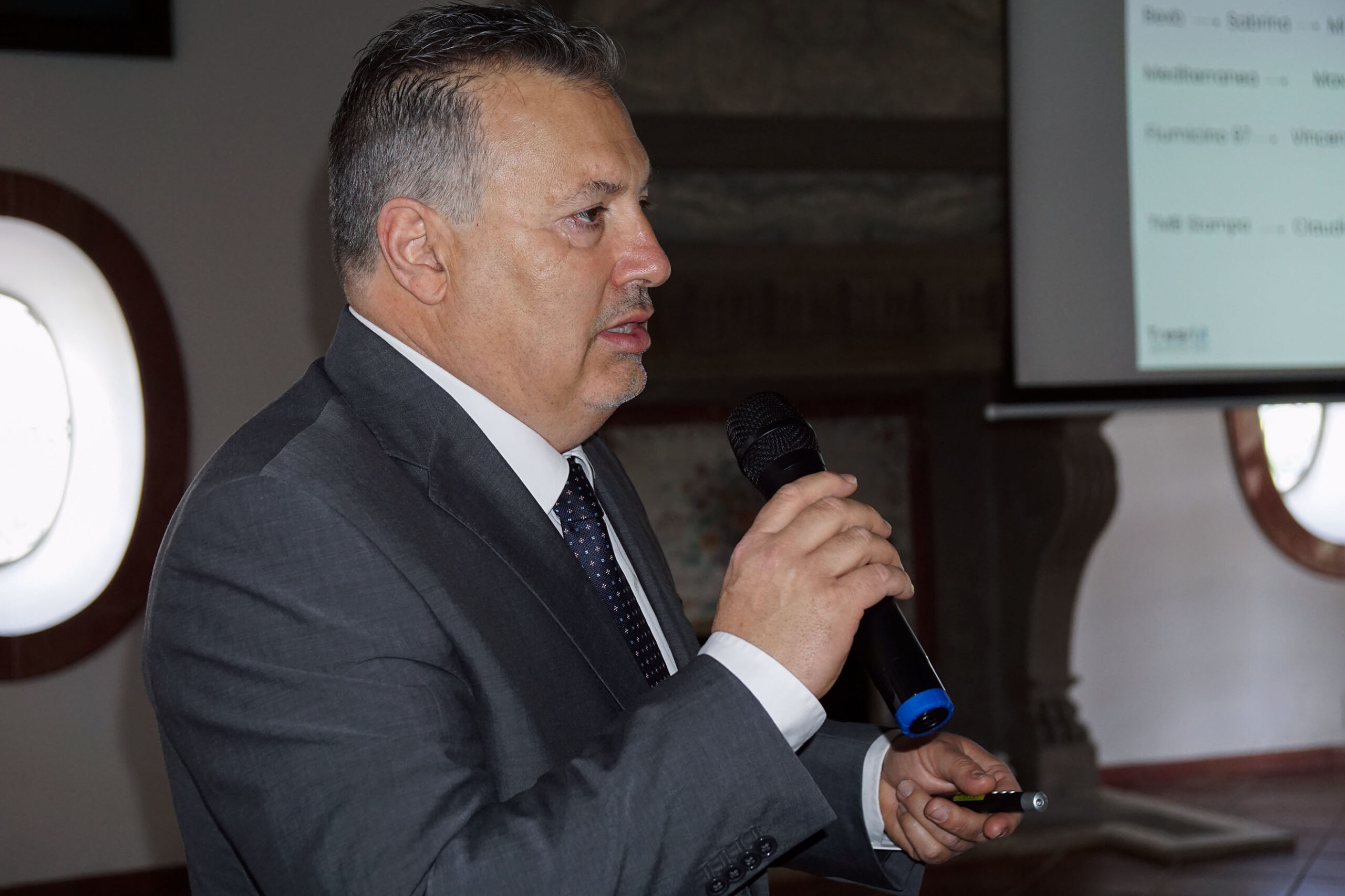 Titolare Web Agency Roma parla a conferenza professionale Tre SRL
