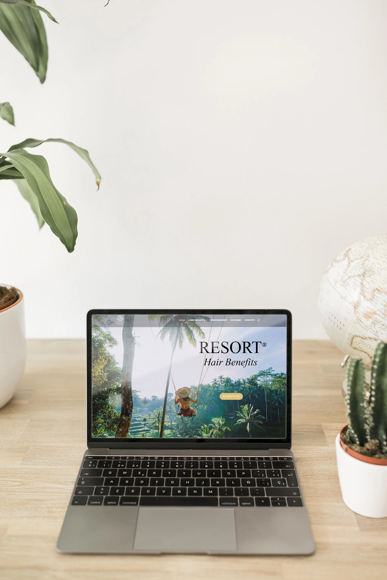 Realizzazione siti internet Roma – sviluppo responsive web designer che realizza pagina responsive su laptop