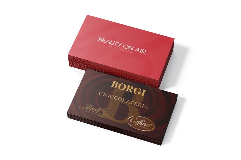 Business Cards Mockup, Stacked web designer che realizza pagina responsive su laptop